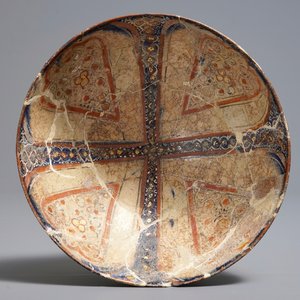 An Islamic parcel-gilt ornamental bowl, Kashan, Iran, 13th C. — 照片 1