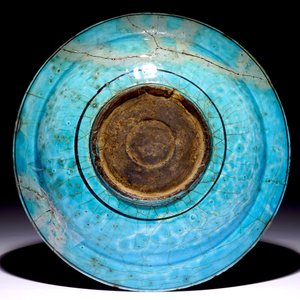 An Islamic turquoise and black Kubachi dish, Iran, 17th C. — 照片 2
