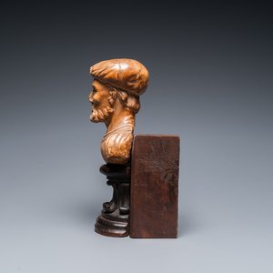 An Italian alabaster bust of a bearded man on a later wooden stand, 16th C. — 照片 5