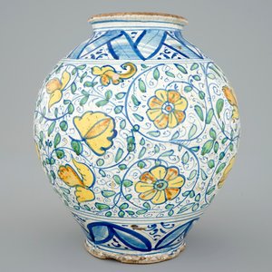 An Italian Caltagirone maiolica "vaso a palla", 18th C. — photo 2