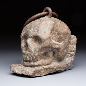 An Italian carved Serena stone 'Memento Mori' in the form of a skull with a wrought-iron suspension ring, probably Tuscany, 17th C. — 照片 1