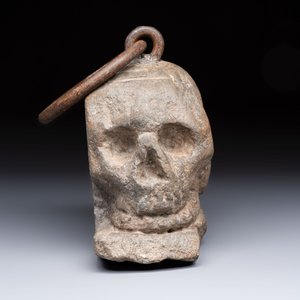 An Italian carved Serena stone 'Memento Mori' in the form of a skull with a wrought-iron suspension ring, probably Tuscany, 17th C. — 照片 2