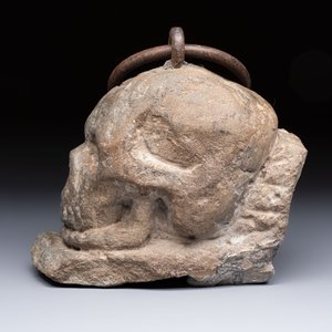 An Italian carved Serena stone 'Memento Mori' in the form of a skull with a wrought-iron suspension ring, probably Tuscany, 17th C. — 照片 3