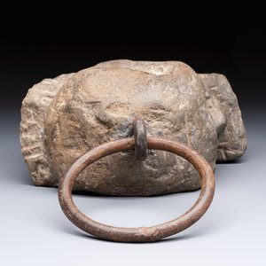 An Italian carved Serena stone 'Memento Mori' in the form of a skull with a wrought-iron suspension ring, probably Tuscany, 17th C. — 照片 6