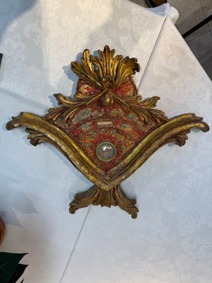 An Italian carved wood and coral- and turquoise-decorated reliquary containing a relic ex cineribus of Saint Teresa of Jesus, early 20th C. — photo 1