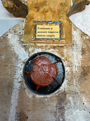 An Italian carved wood and coral- and turquoise-decorated reliquary containing a relic ex cineribus of Saint Teresa of Jesus, early 20th C. — photo 15