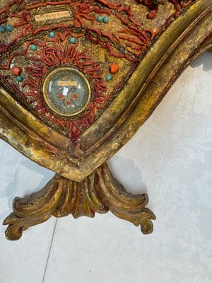 An Italian carved wood and coral- and turquoise-decorated reliquary containing a relic ex cineribus of Saint Teresa of Jesus, early 20th C. — photo 3