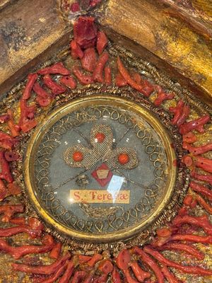 An Italian carved wood and coral- and turquoise-decorated reliquary containing a relic ex cineribus of Saint Teresa of Jesus, early 20th C. — photo 4