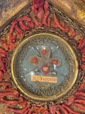An Italian carved wood and coral- and turquoise-decorated reliquary containing a relic ex cineribus of Saint Teresa of Jesus, early 20th C. — photo 5