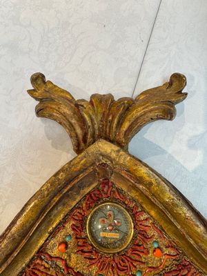 An Italian carved wood and coral- and turquoise-decorated reliquary containing a relic ex cineribus of Saint Teresa of Jesus, early 20th C. — photo 6