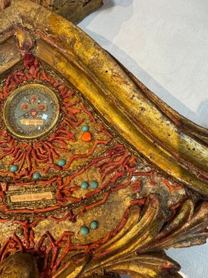An Italian carved wood and coral- and turquoise-decorated reliquary containing a relic ex cineribus of Saint Teresa of Jesus, early 20th C. — photo 7