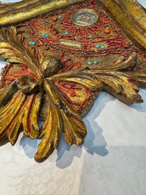 An Italian carved wood and coral- and turquoise-decorated reliquary containing a relic ex cineribus of Saint Teresa of Jesus, early 20th C. — photo 9