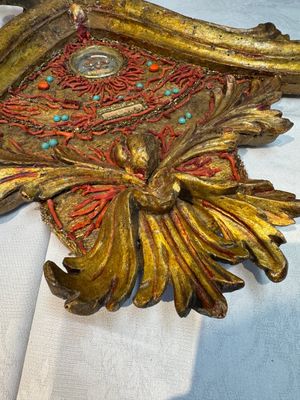 An Italian carved wood and coral- and turquoise-decorated reliquary containing a relic ex cineribus of Saint Teresa of Jesus, early 20th C. — photo 10