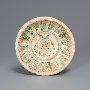An Italian earthenware sgraffiato armorial dish, prob. Ferrara, 15/16th C. — 照片 1
