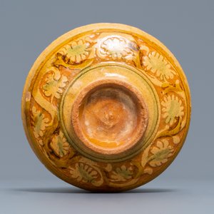 An Italian earthenware sgraffiato tazza with woman's portrait, prob. Ferrara, 15/16th C. — photo 2