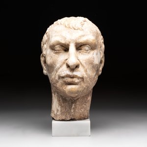 An Italian Grand Tour marble sculpture of a man's head in Roman style, probably after a bust of Caesar, 19th C. — photo 2