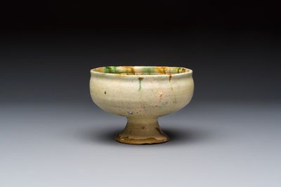 An Italian incised slipware footed bowl, 16/17th C.
