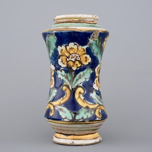 An Italian maiolica albarello, Sicily, 17th C. — photo 1