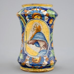 An Italian maiolica albarello, Venice, 16th C. — photo 1