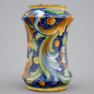 An Italian maiolica albarello, Venice, 16th C. — photo 3