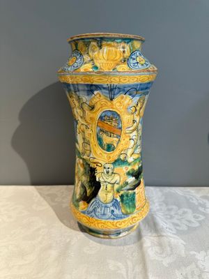 An Italian maiolica albarello with the arms of Boerio, Angelo and Ludovico Picchi workshop, Casteldurante, ca. 1562-1563 — 照片 1