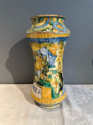 An Italian maiolica albarello with the arms of Boerio, Angelo and Ludovico Picchi workshop, Casteldurante, ca. 1562-1563 — 照片 2