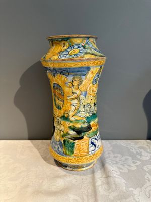 An Italian maiolica albarello with the arms of Boerio, Angelo and Ludovico Picchi workshop, Casteldurante, ca. 1562-1563 — 照片 4