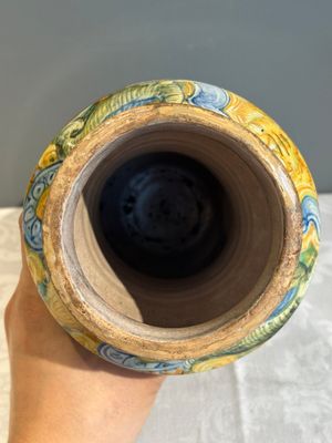 An Italian maiolica albarello with the arms of Boerio, Angelo and Ludovico Picchi workshop, Casteldurante, ca. 1562-1563 — 照片 5