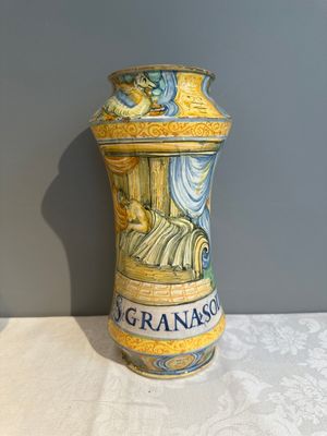 An Italian maiolica albarello with the arms of Boerio, Angelo and Ludovico Picchi workshop, Casteldurante, ca. 1562-1563 — 照片 1