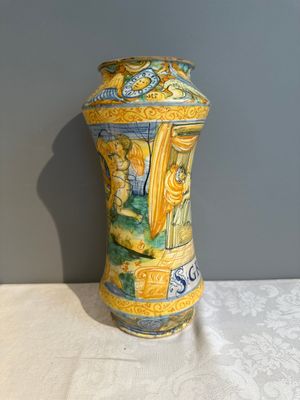 An Italian maiolica albarello with the arms of Boerio, Angelo and Ludovico Picchi workshop, Casteldurante, ca. 1562-1563 — 照片 2