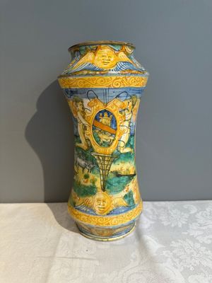 An Italian maiolica albarello with the arms of Boerio, Angelo and Ludovico Picchi workshop, Casteldurante, ca. 1562-1563 — 照片 3