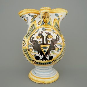 An Italian maiolica armorial jug with double eagle crest, Pesaro, 18th C. — 照片 1