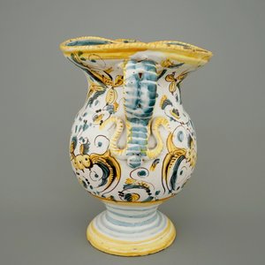 An Italian maiolica armorial jug with double eagle crest, Pesaro, 18th C. — 照片 3