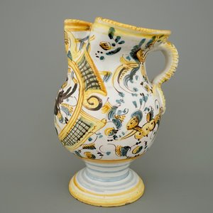 An Italian maiolica armorial jug with double eagle crest, Pesaro, 18th C. — 照片 4