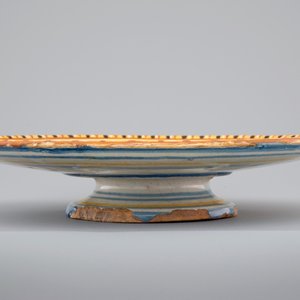 An Italian maiolica armorial tazza, dated 1627, Urbino, Italy — photo 6
