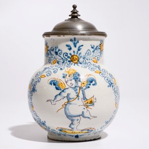 An Italian maiolica compendario style jug with a putto, Faenza, 17th C. — photo 2