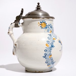 An Italian maiolica compendario style jug with a putto, Faenza, 17th C. — photo 3