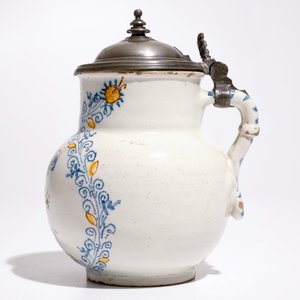 An Italian maiolica compendario style jug with a putto, Faenza, 17th C. — photo 5