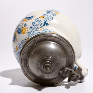 An Italian maiolica compendario style jug with a putto, Faenza, 17th C. — photo 7