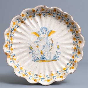 An Italian maiolica crespina with a putto, Deruta or Faenza, ca. 1600 — photo 1