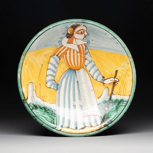 An Italian maiolica dish with a lady, Montelupo, 17th C. — photo 1