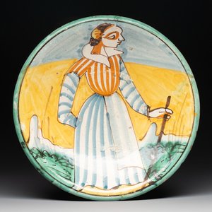 An Italian maiolica dish with a lady, Montelupo, 17th C. — photo 1