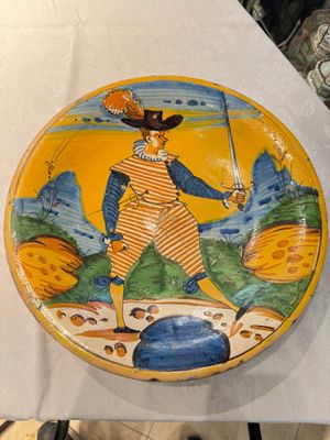 An Italian maiolica dish with a swordsman, Montelupo, early 17th C. — photo 1