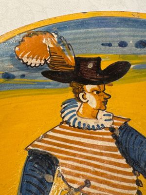 An Italian maiolica dish with a swordsman, Montelupo, early 17th C. — photo 2