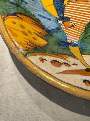 An Italian maiolica dish with a swordsman, Montelupo, early 17th C. — photo 3