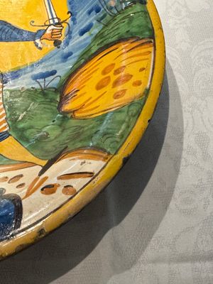 An Italian maiolica dish with a swordsman, Montelupo, early 17th C. — photo 4