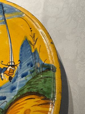 An Italian maiolica dish with a swordsman, Montelupo, early 17th C. — photo 5