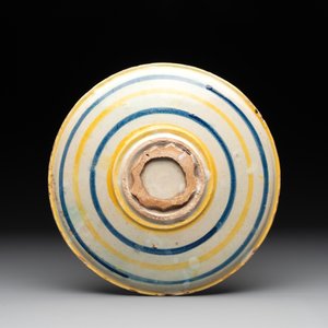 An Italian maiolica dish with 'Adam and Eve being expelled from paradise', 16/17th C. — photo 2