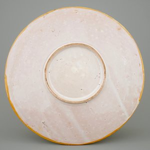 An Italian maiolica dish with putti playing music, 19th C. — 照片 2