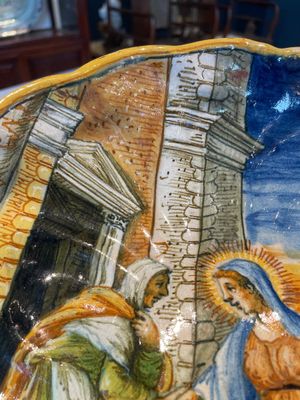 An Italian maiolica 'Istoriato' crespina with The Visitation of Mary to Elizabeth, workshop of Maestro Domenego, Venice, ca. 1570 — photo 4